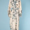 Kimono en soie écrue imprimé floral gris et bleu