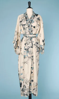 Kimono en soie écrue imprimé floral gris et bleu