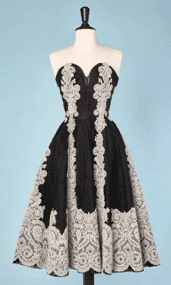 Robe bustier 1950 en tulle noir et applications de dentelle brodée écrue