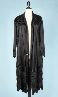 Manteau en satin de soie noir 1920 et passementeries de soie