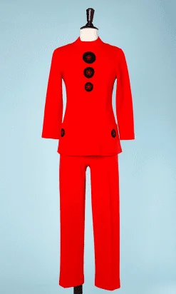 Tailleur pantalon en lainage rouge à motifs ronds noirs et rouges