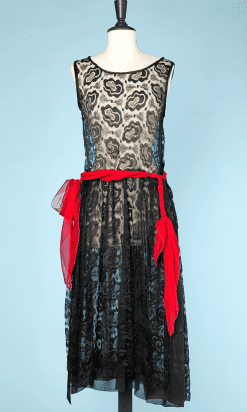 Robe 1920 en tulle de soie noir brodé et ceinture en mousseline rose
