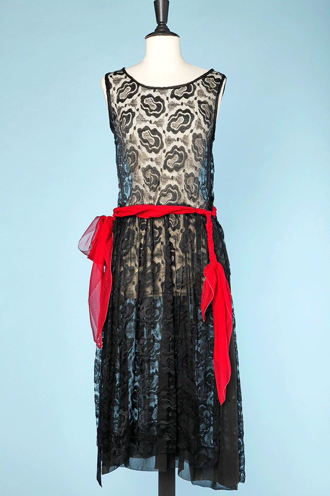 Robe 1920 en tulle de soie noir brodé et ceinture en mousseline rose