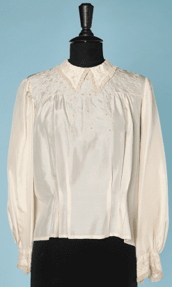 Chemisier 1930 en soie ivoire brodé de fleurettes