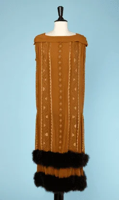 Robe en crêpe marron kaki 1920 brodée de soie et perles,bandes en cygne cousues