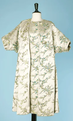 Tailleur en satin de soie blanc jacquard de feuillages brodé de paillettes 1960