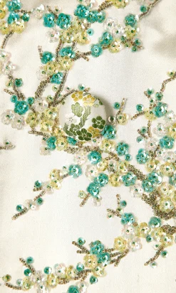 Alternative view of Tailleur en satin de soie blanc jacquard de feuillages brodé de paillettes 1960