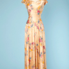 Robe longue 1930 en satin rose pêche imprimée de bouquets de fleurs