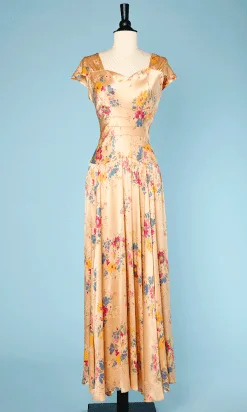 Robe longue 1930 en satin rose pêche imprimée de bouquets de fleurs
