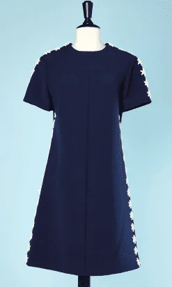 Mini robe 1960 en crêpe côtelé marine brodée de fleurs en perles blanches