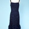 Robe 1960 en guipure marine et bordure en pétals de soie