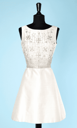 Robe en soie sauvage blanche 1960 brodée de perles et strass