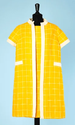 Tailleur robe et manteau 1960 en lainage jaune à carreaux blancs