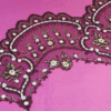 Métrage de tulle noir brodée de rubans rococo rose pâle et ivoire