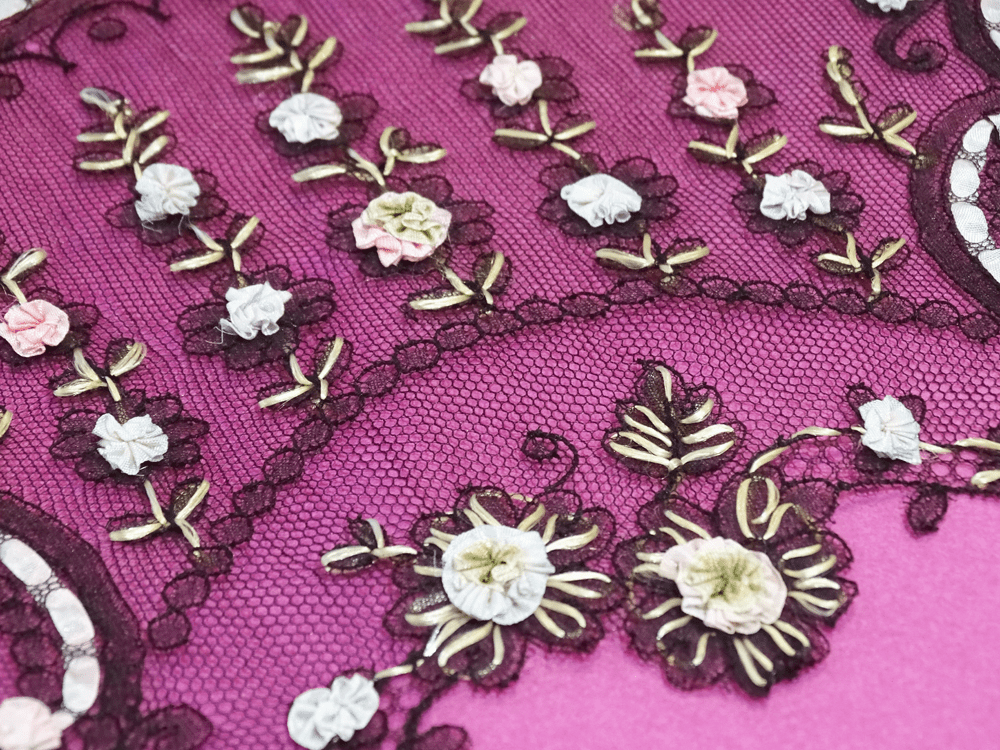Métrage de tulle noir brodée de rubans rococo rose pâle et ivoire – Image 3