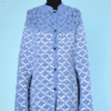 Cape 1970 en laine crochetée bleue et blanche