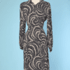 Robe 1940 en crêpe imprimé d'arabesques blanches et noires