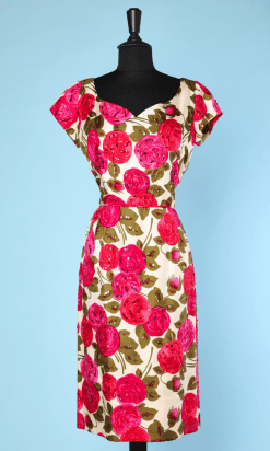 Robe 1950 - 1960 en soie blanche imprimée de roses et feuillages pailletées