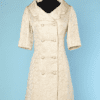 Tailleur robe et manteau écrue 1960 en satin gaufré lamé or