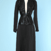 Tailleur jupe 1940 en crêpe et satin noir à motifs de fleurs