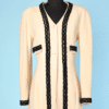 Veste en lainage écrue vintage avec parements en chenille noire Chanel