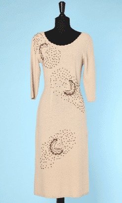 Robe de cocktail en tricot beige brodé de perles marron irisées