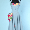 Tailleur bustier et jupe 1950 en coton bleu ciel avec fleurs en feutrine