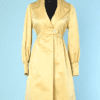 Robe manteau 1960 en satin jaune et boutons en strass