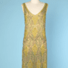 Robe 1925 en mousseline jaune brodée de motifs en perles verts jaunes et roses