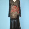 Robe 1920 en mousseline de soie noire imprimée de fleurs et brodée de perles