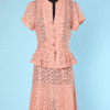Tailleur jupe 1940 en dentelle rose et boutons en cristal rose