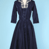 Robe 1950 en faille de soir marine et plastron brodé