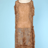 Robe 1920 en mousseline de soie marron avec motifs de chenilles et fourrure