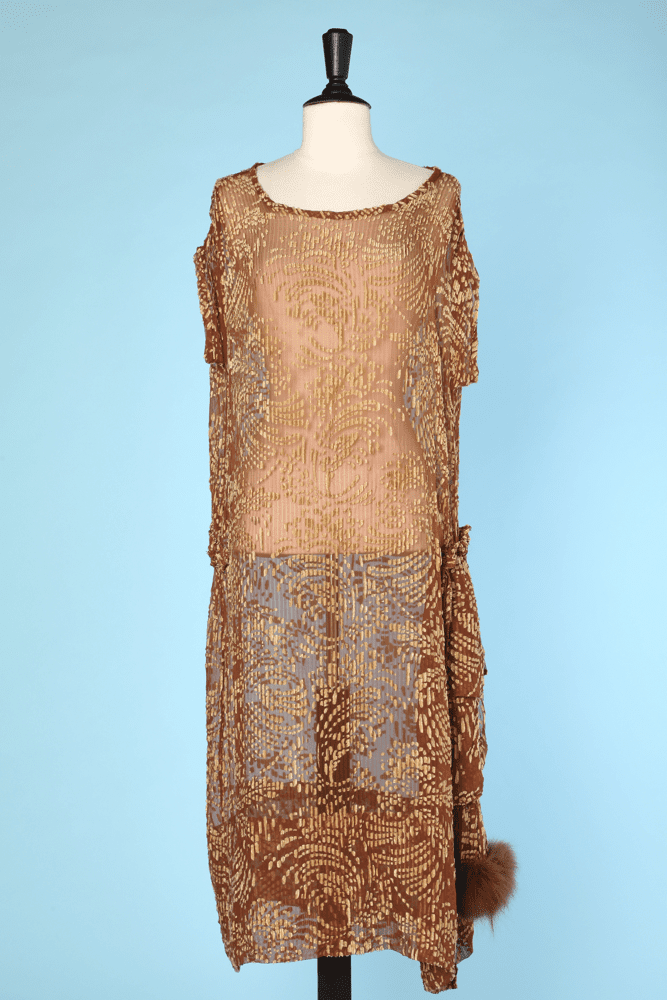 Robe 1920 en mousseline de soie marron avec motifs de chenilles et fourrure