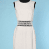 Robe 1960 en lin et entre deux de dentelle à la taille.