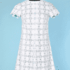 Robe 1960 en dentelle blanche et fond bleu ciel