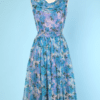 Robe 1950 en voile de nylon imprimée de fleurs et feuillages