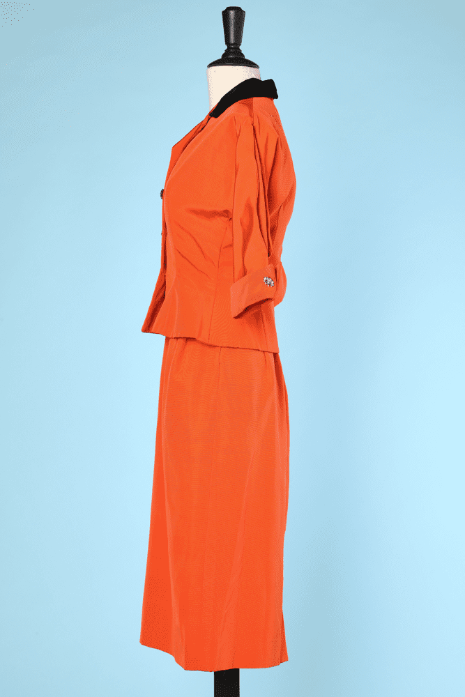 Tailleur robe 1950 en reps orange, velours noir et boutons en strass – Image 3
