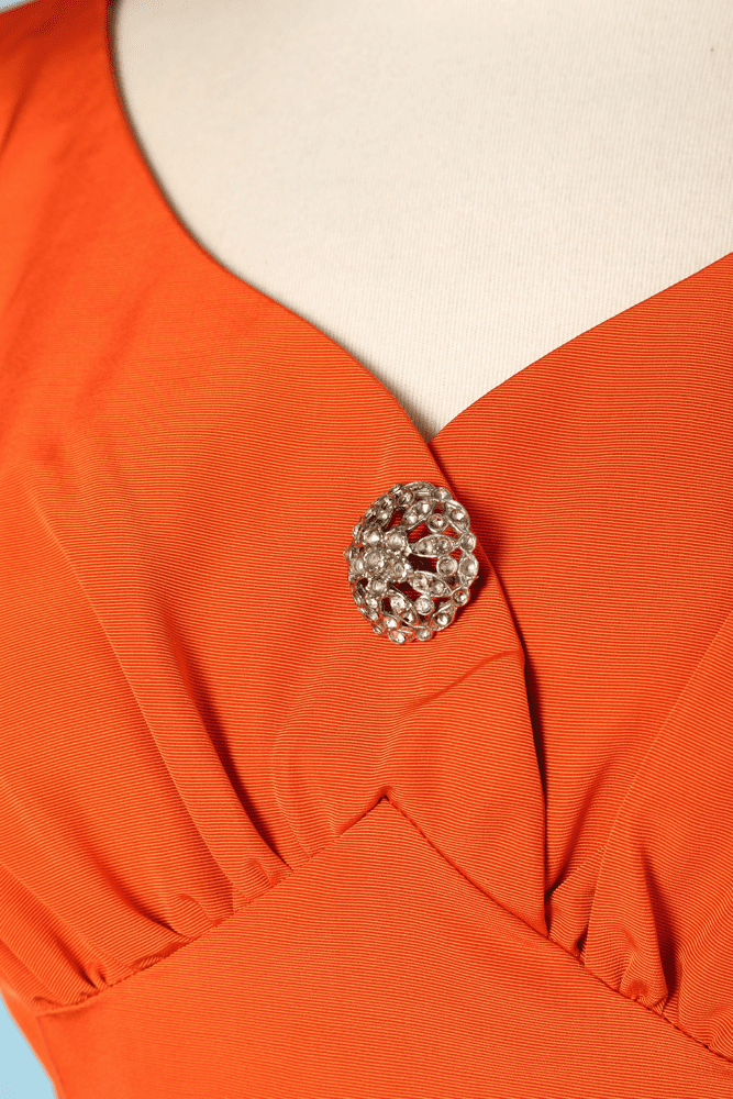 Tailleur robe 1950 en reps orange, velours noir et boutons en strass – Image 6