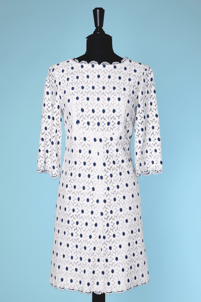 Robe 1960 en dentelle à motifs de marguerites blanches au coeur bleu