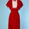 Robe 1950 - 1960 en velours rouge et plastron blanc