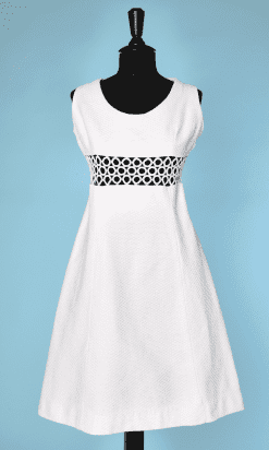Robe 1960 en piqué de coton blanc et entre deux de passementerie