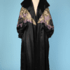 Manteau 1920 - 1925 en satin de soie brodé et perlé