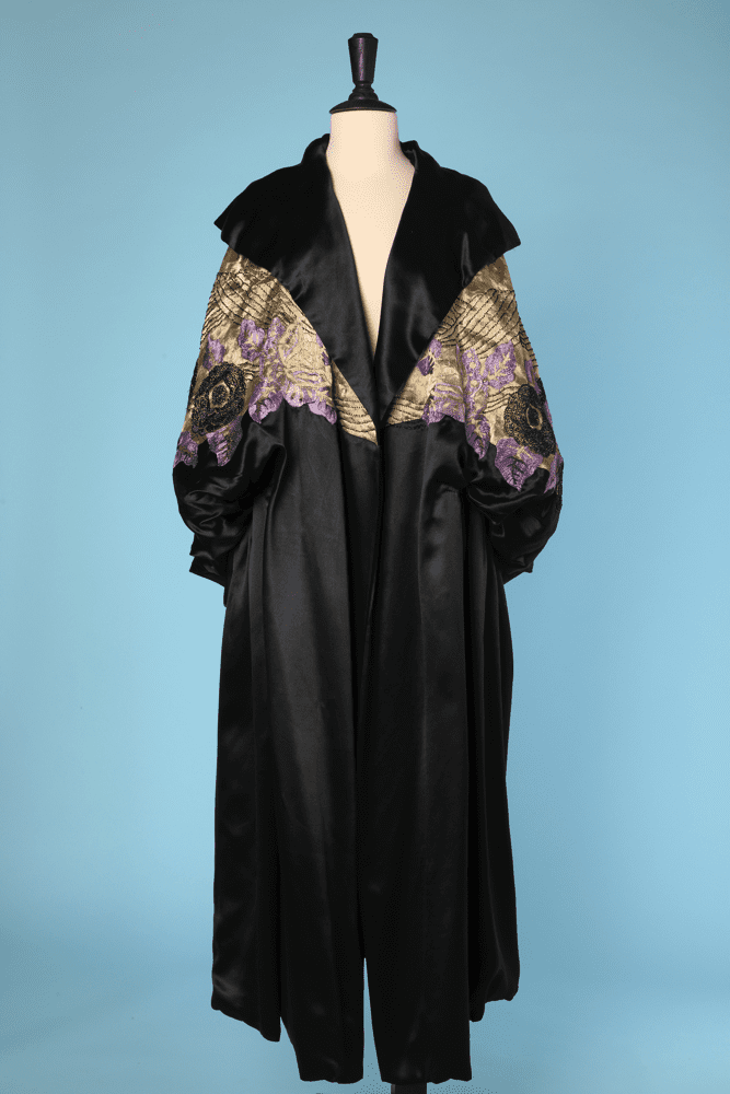 Manteau 1920 - 1925 en satin de soie brodé et perlé
