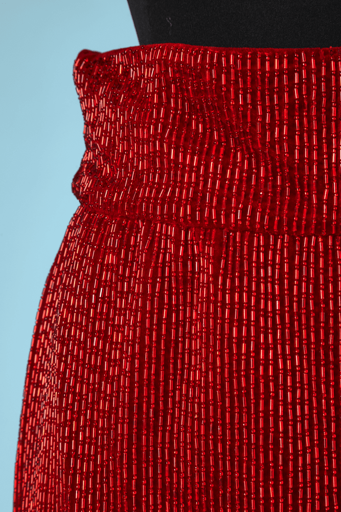 Jupe crayon vintage en velours perlé rouge Gianni Versace – Image 2