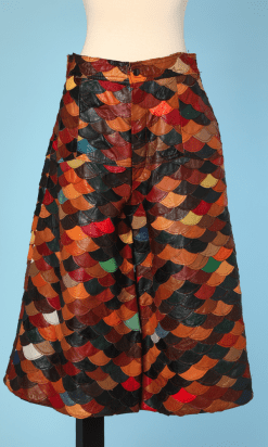 Jupe-culotte  1970 en écailles de cuir multicolore