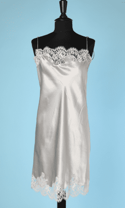 Robe en satin de soie gris argent et dentelle Valentino