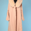 Manteau 1990 en satin rose et col en fourrure