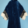 Manteau 1920 en velours de soie bleu passementerie et fourrure