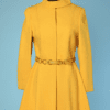 Manteau 1970 en lainage jaune et ceinture assortie
